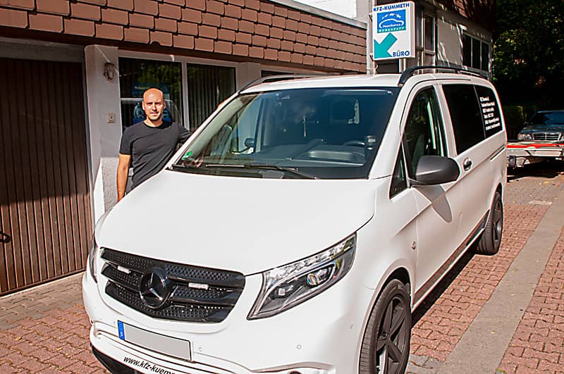 Konstantin K&uuml;mmeth mit dem Servicemobil vor der Werkstatt