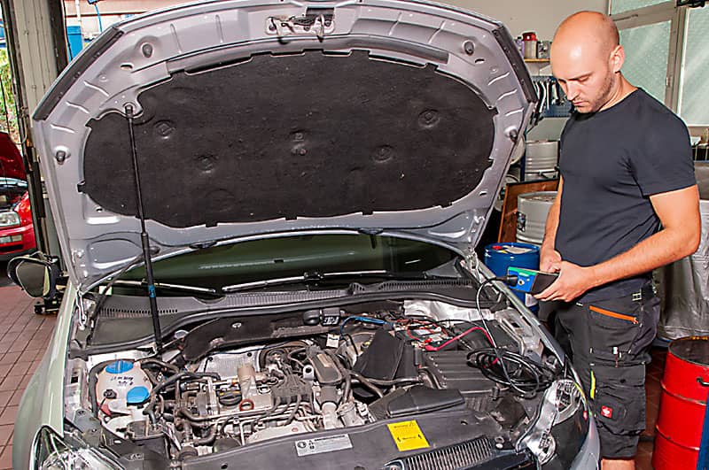 Konstantin K&uuml;mmeth bei einer Motorwartung.