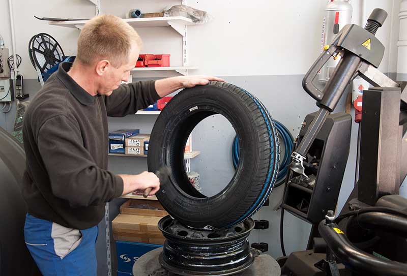 Allzeit gut bereift: KFZ K&uuml;mmeth zieht Ihnen bei jeder Witterung die passende Bereifung auf
