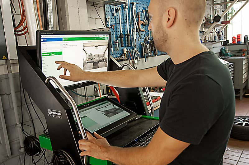 Konstantin Kümmeth beim Fehlerauslesen am Diagnoseger&auml;t